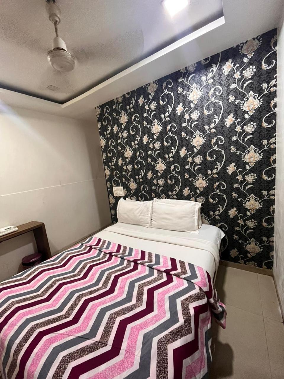 Hotel Havana Mumbai Exteriör bild